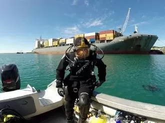 diver and ship_web